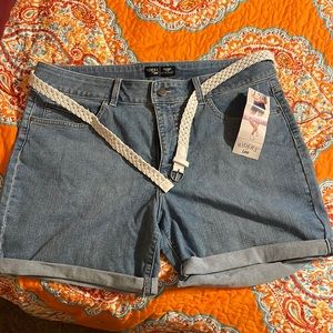 NWT size 18 Lee riders mid rise short with belt. Super stretchy icicle blue